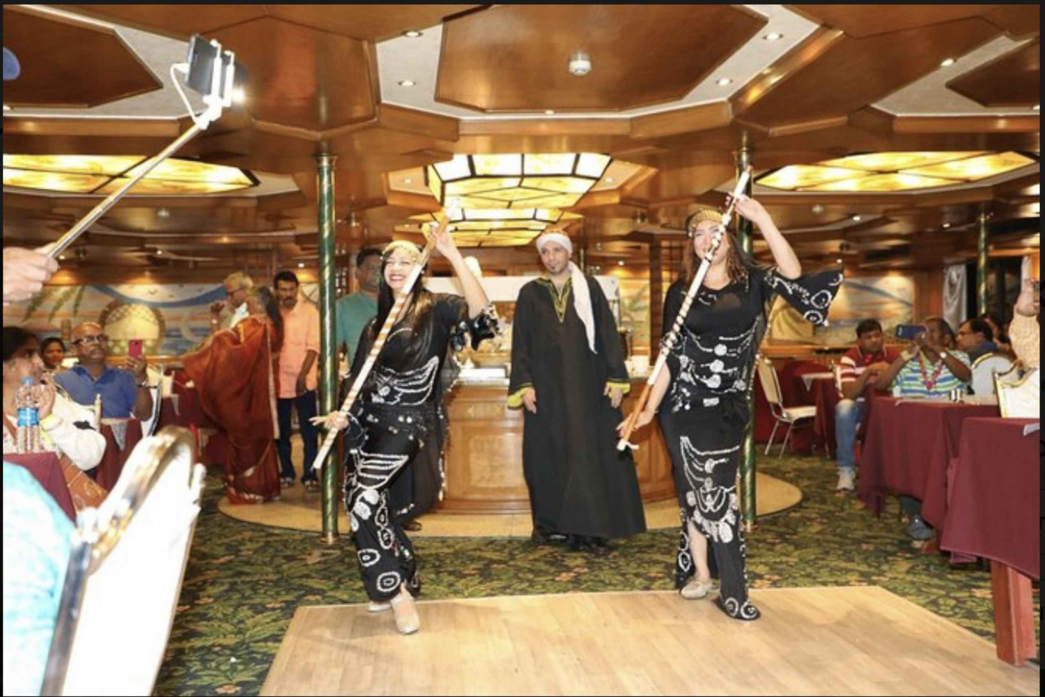 Cairo: Nile River Dinner Cruise with Belly Dance and Tanoura
