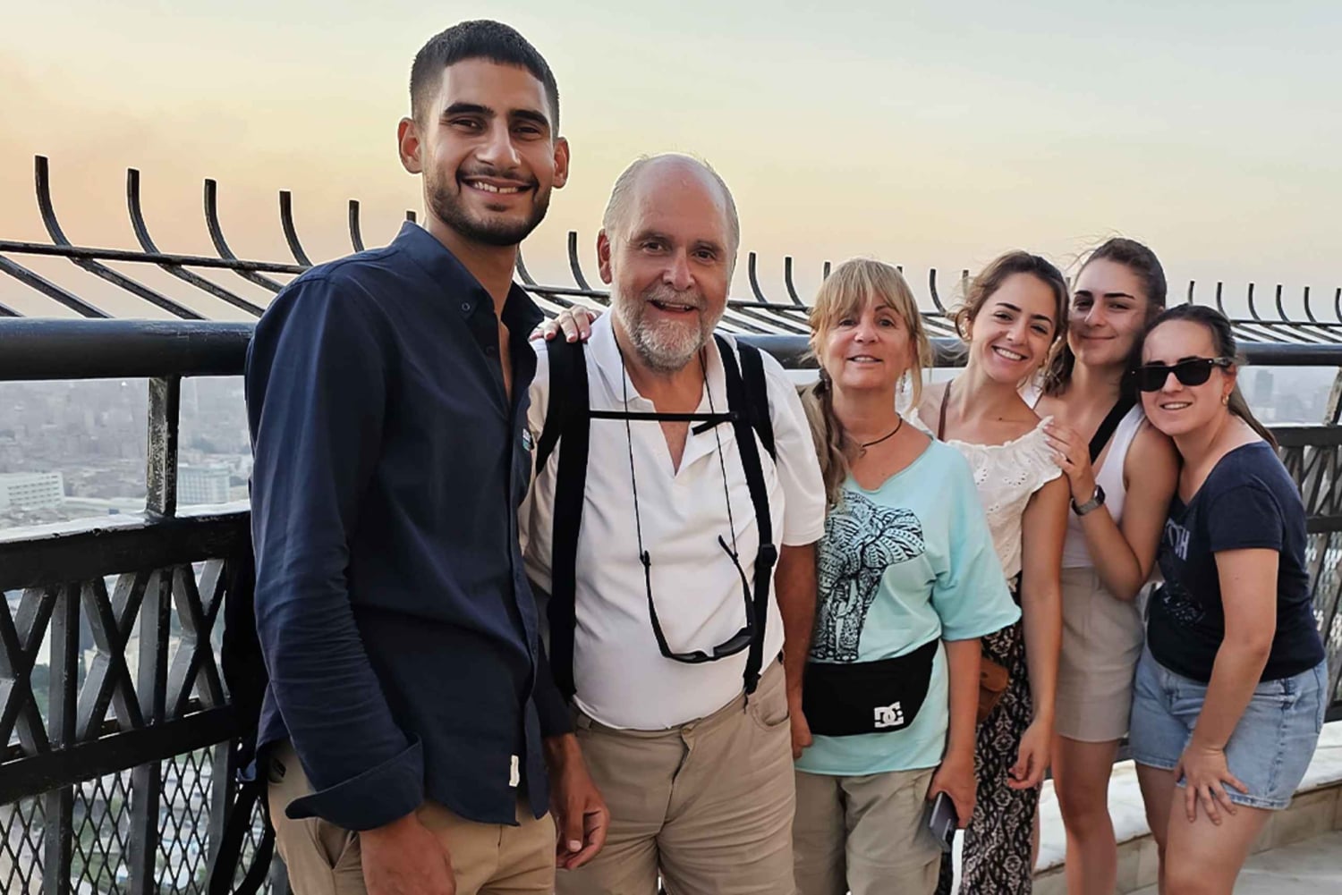 القاهرة: شارع المعز والبرج وجولة خاصة في مقهى الفيشاوي