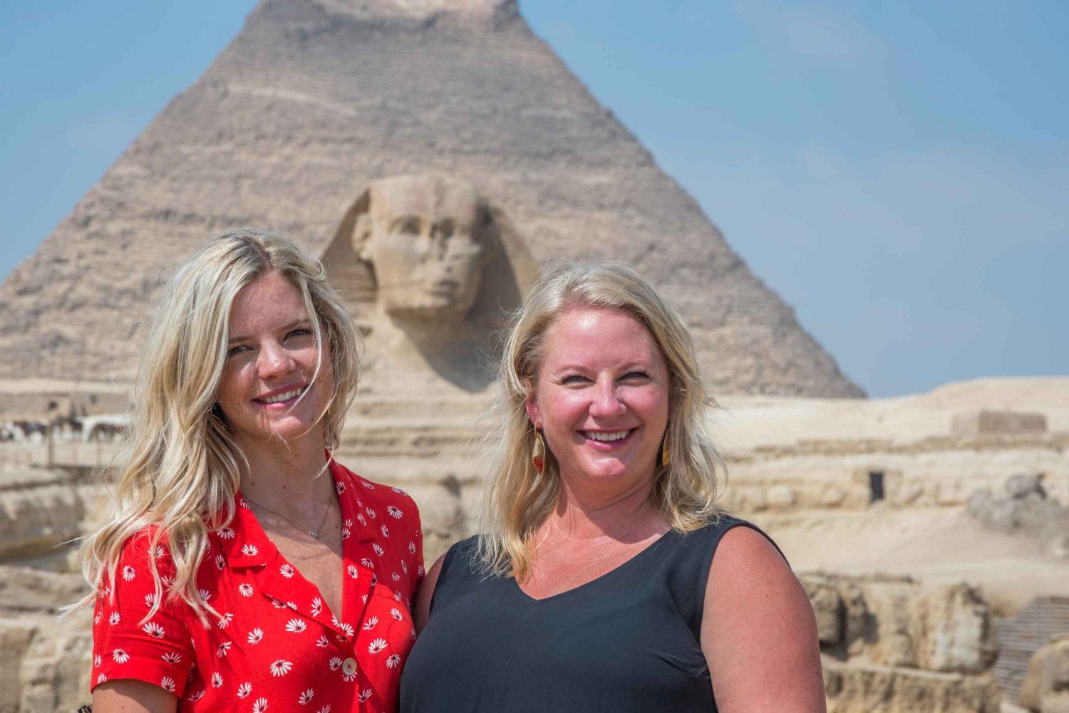 Cairo: Female-Guided Pyramids, Bazaar, and Museum Tour