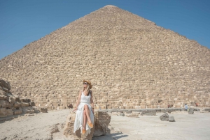 Cairo: Female-Guided Pyramids, Bazaar, and Museum Tour
