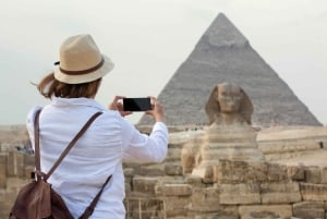Cairo: Giza Pyramids, Museum & Bazaar Tour with Lunch