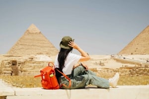 Cairo: Giza Pyramids, Museum & Bazaar Tour with Lunch