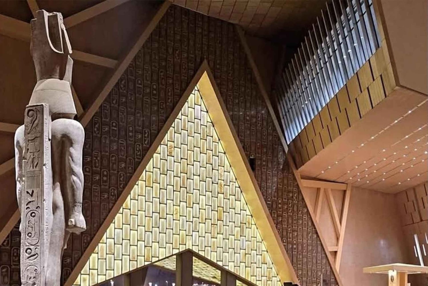 El Cairo: tour nocturno por el Gran Museo Egipcio, cena y traslado