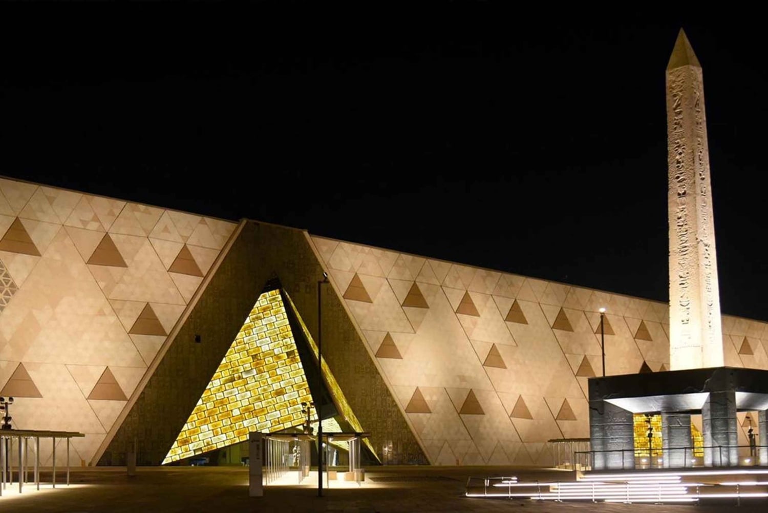 El Cairo: tour nocturno por el Gran Museo Egipcio, cena y traslado