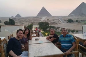 Cairo : Great Pyramid Inn Lunch With Pyramids View