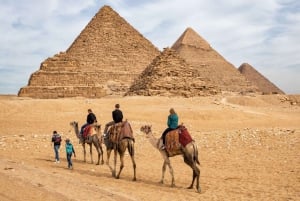 Kairo: Stora pyramiderna i Giza från Alexandria hamn