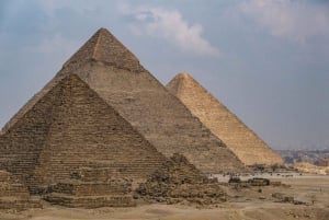 Le Caire : Les grandes pyramides de Gizeh depuis le port d'Alexandrie
