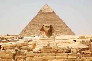 Le Caire : Les grandes pyramides de Gizeh depuis le port d'Alexandrie