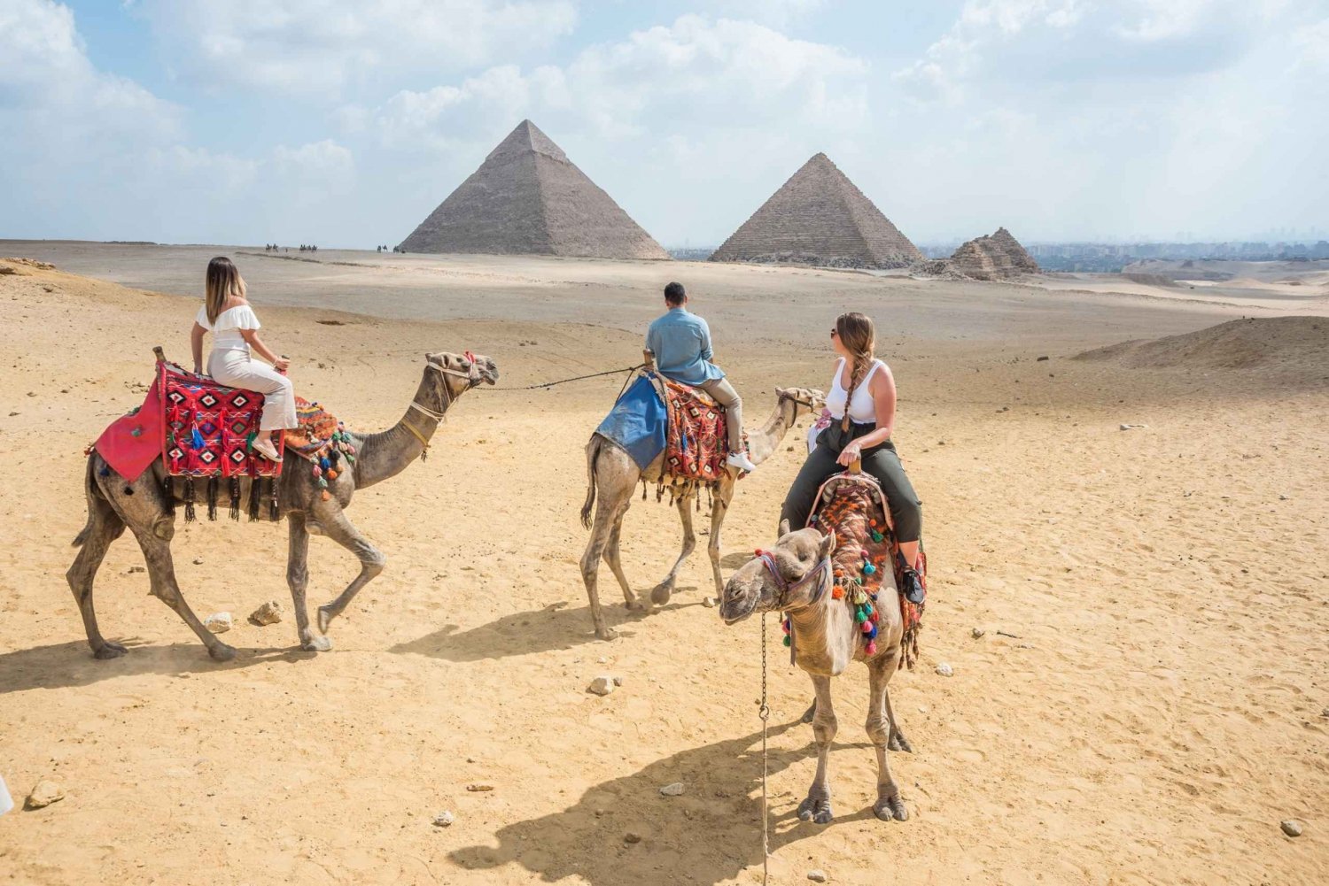 Kairo: Halvdagstur till pyramiderna med kamel eller hästvagn