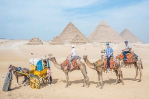 Cairo: Halvdagstur til pyramiderne med kamel eller hestevogn