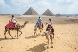 Le Caire : visite d'une demi-journée des pyramides à dos de chameau ou en calèche