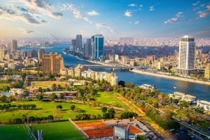 Kairo: Sightseeingtour mit Hubschrauberflug und Landung bei den Pyramiden