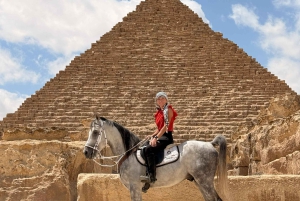 カイロ：ギザのピラミッドでの馬乗りツアー