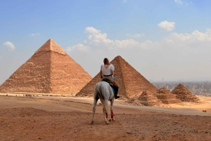 カイロ：ギザのピラミッドでの馬乗りツアー