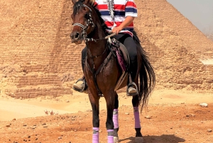 カイロ：ギザのピラミッドでの馬乗りツアー