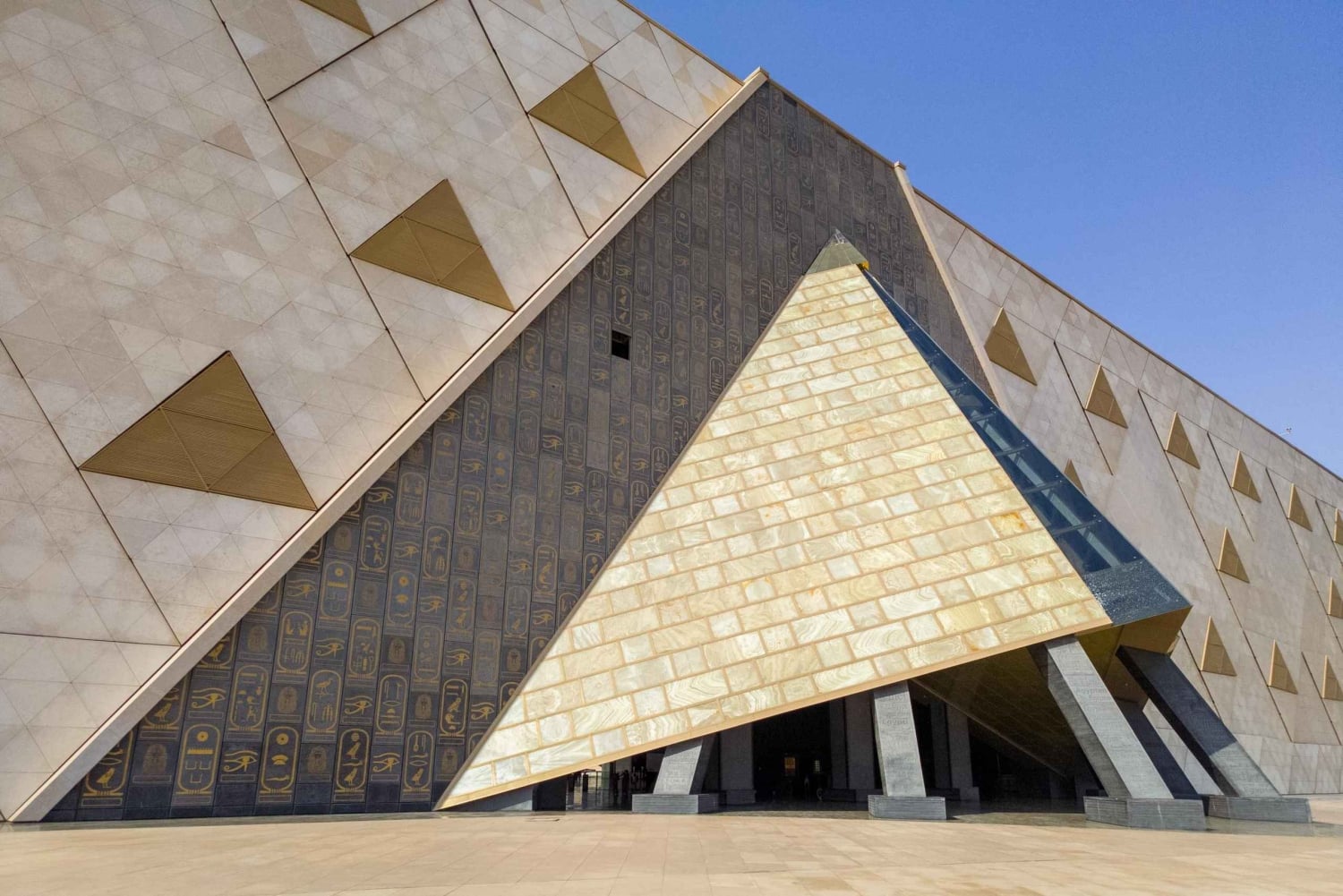 El Cairo: tour privado al Gran Museo Egipcio y las pirámides de Guiza