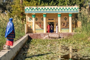 カイロ：送迎とランチ付きのプライベートファラオ村ツアー