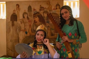 カイロ：送迎とランチ付きのプライベートファラオ村ツアー