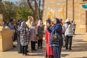 カイロ：送迎とランチ付きのプライベートファラオ村ツアー