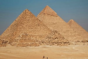 Cairo: Pyramids & Museum Private Tour with Airport Transfer