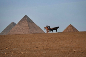 Rit met paard en wagen bij zonsopgang of zonsondergang in de piramidewoestijn