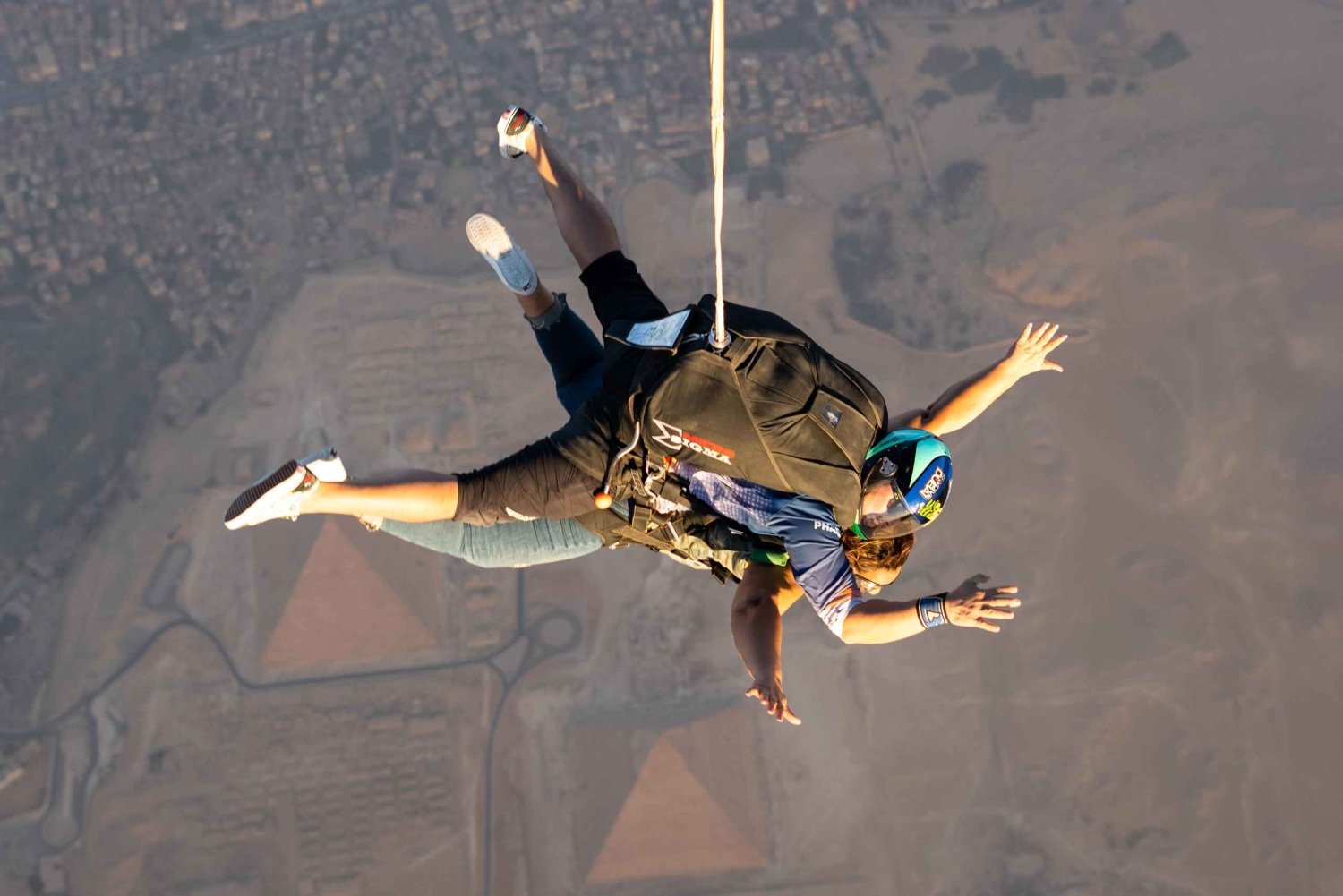 Experimente o paraquedismo sobre as Grandes Pirâmides no Cairo, Egito