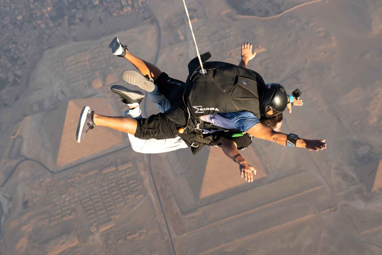 Experimente o paraquedismo sobre as Grandes Pirâmides no Cairo, Egito