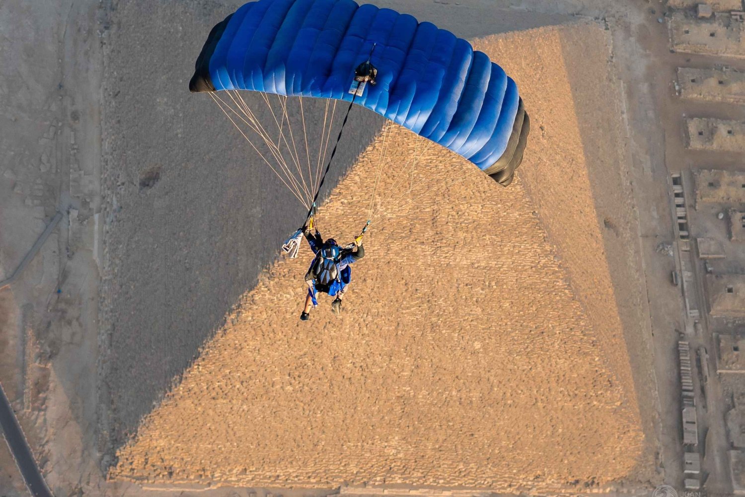 Experimente o paraquedismo sobre as Grandes Pirâmides no Cairo, Egito