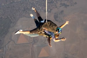 Experimente o paraquedismo sobre as Grandes Pirâmides no Cairo, Egito