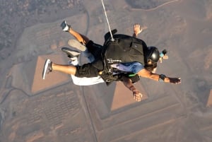 Experimente o paraquedismo sobre as Grandes Pirâmides no Cairo, Egito