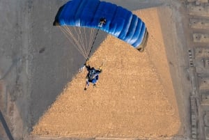 Experimente o paraquedismo sobre as Grandes Pirâmides no Cairo, Egito