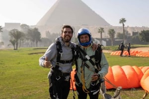 Experimente o paraquedismo sobre as Grandes Pirâmides no Cairo, Egito