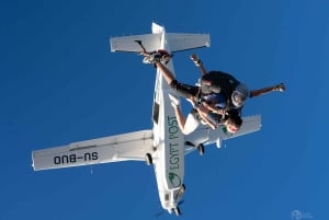Experimente o paraquedismo sobre as Grandes Pirâmides no Cairo, Egito