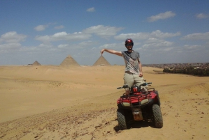 ピラミッドを巡る四輪バイクでの砂漠サファリ