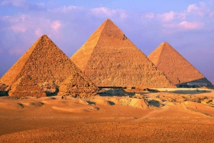 Omvisning i pyramider, basar og museum med kvinnelig guide