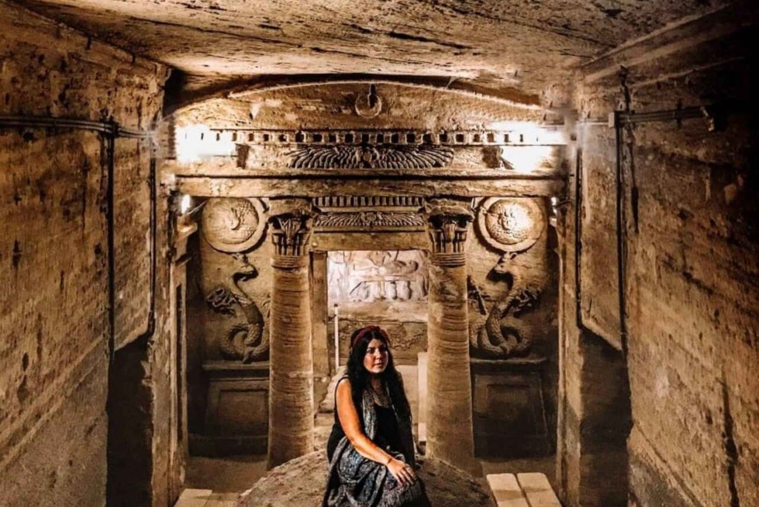 Kvindelig guide med katakomber og Alexandrias bibliotek