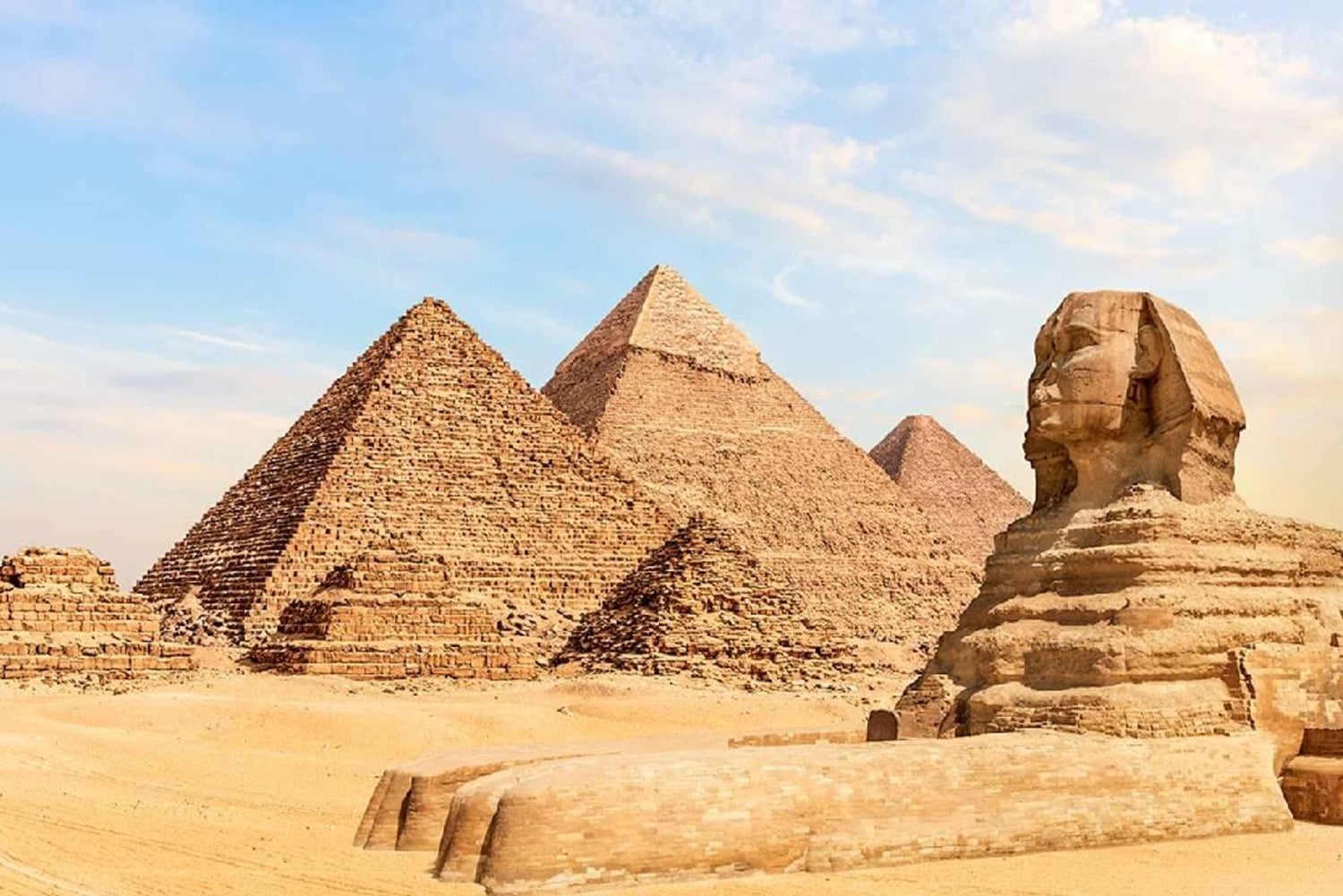 Depuis le port d'Alexandrie : Pyramide de Gizeh et musée égyptien