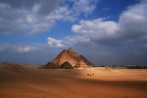 Depuis le port d'Alexandrie : Pyramide de Gizeh et musée national