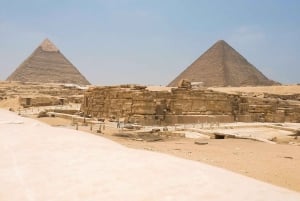 Vom Hafen in Alexandria: Pyramide von Gizeh und Nationalmuseum