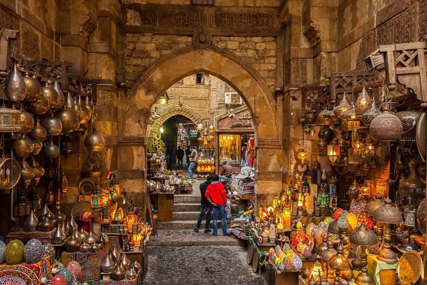 من ميناء الإسكندرية: أهرامات الجيزة والمتحف المصري والسوق