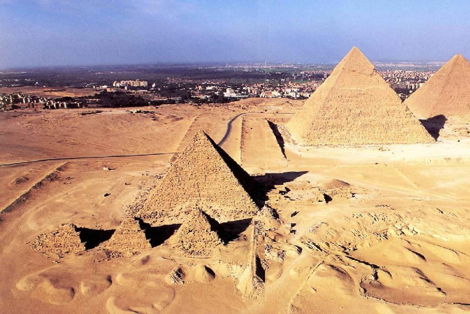 من ميناء الإسكندرية: أهرامات الجيزة والمتحف المصري والسوق