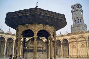 Desde el puerto de Alejandría: 2 días de pirámides, museo y El Cairo islámico.