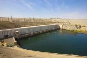 カイロ発：鉄道/ボートで行くピラミッド、ルクソール、アスワン 8 日間ツアー