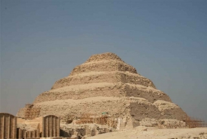 カイロ発：サッカラとメンフィスのピラミッド ツアー