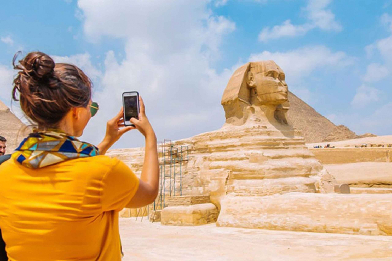 Gizasta/Kairosta: Kiza: Pyramidit, Sphinx ja NMEC Tour lounaalla.