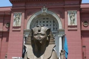 Desde Hurghada: Pirámides y Museo tour en grupo reducido en furgoneta