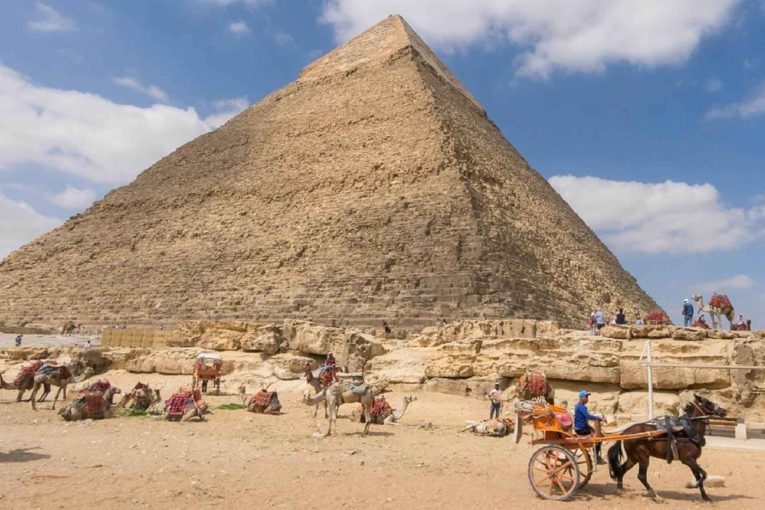 Vom Hafen Port Said aus: Pyramide von Gizeh und Ägyptisches Museum