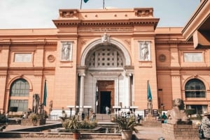 Desde el puerto de Port Said Pirámide de Guiza y Museo Egipcio