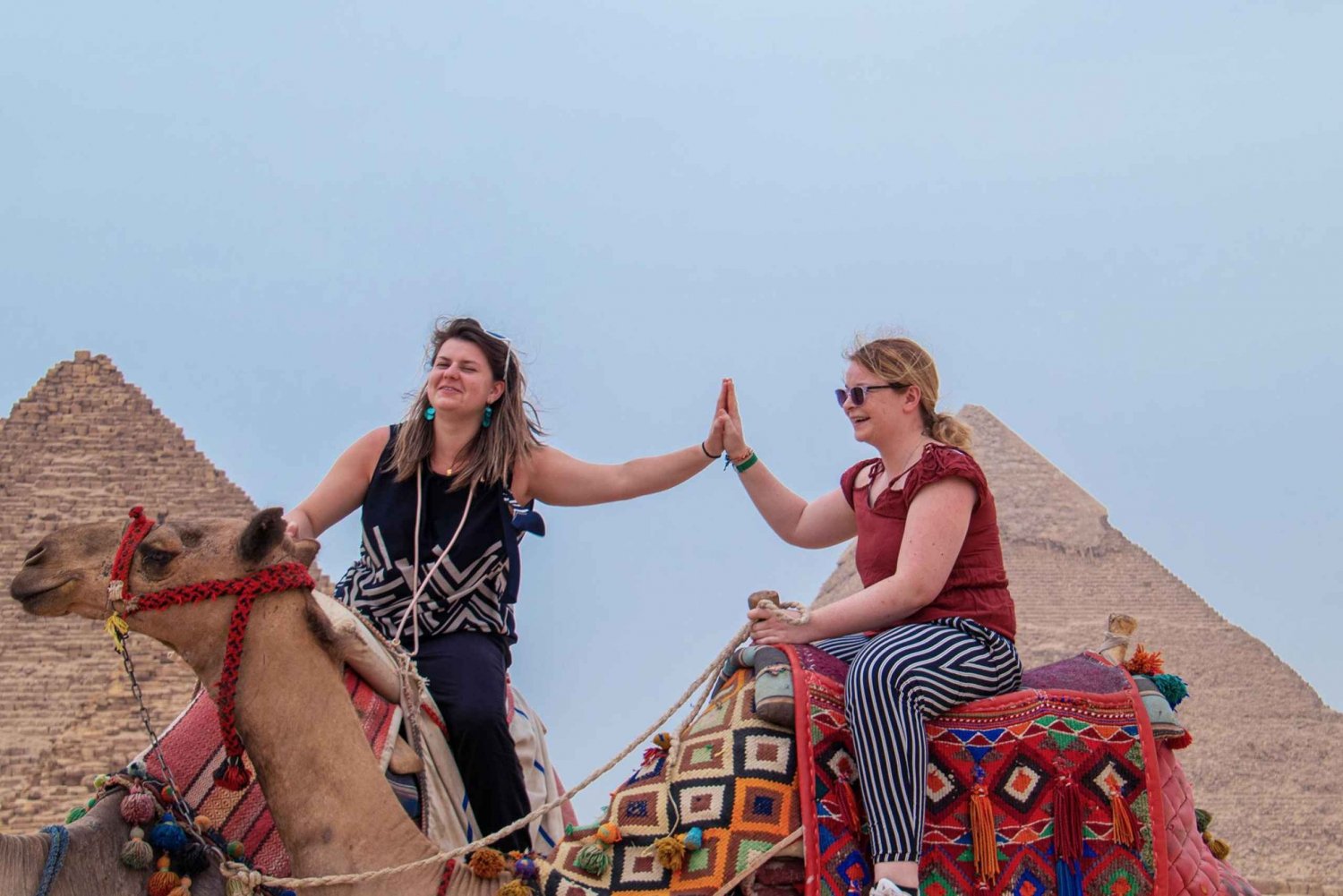 Giza: Visita Guiada Femenina a las Pirámides y al Museo Egipcio