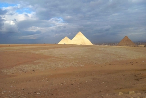 カイロ：ギザのピラミッド、博物館、コプト教会のプライベート ツアー